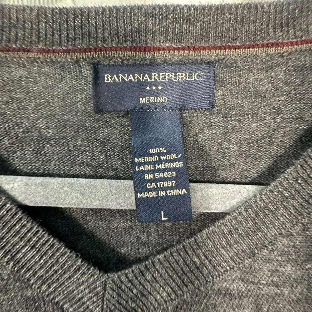 Banana Republic Men’s Gray Merino Wool V Neck Sweater Size Large EUC